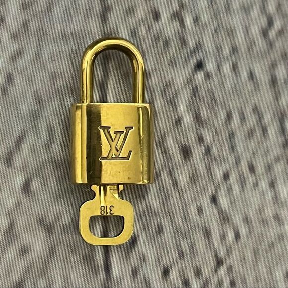 Louis Vuitton Gold lock and key with Iconic Design - Picture 1 of 10
